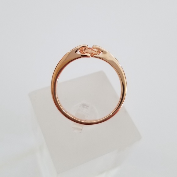 Delicate 18k Ring - Picture 4 of 8
